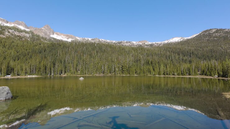 Lago alpino nelle montagne dello stato di Washington.