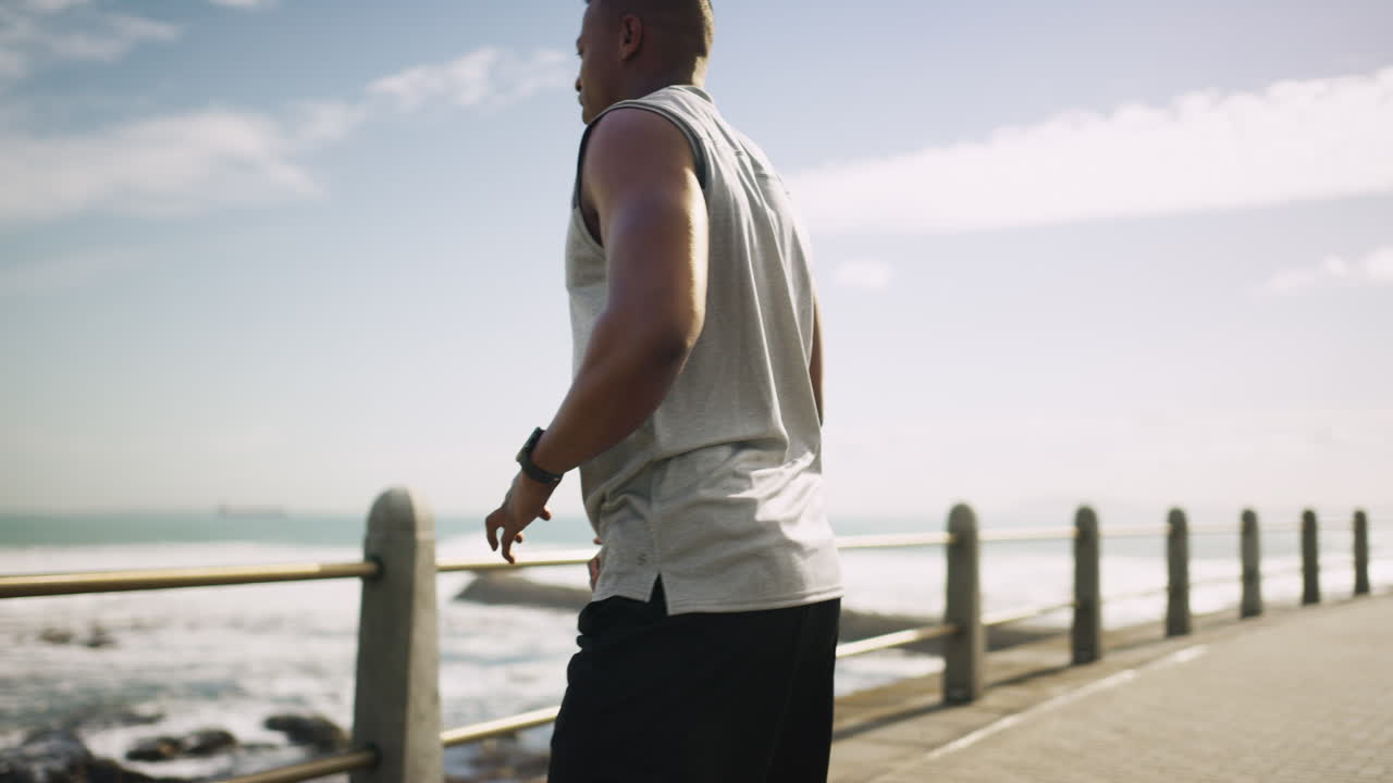 해변에서 달리는 남자