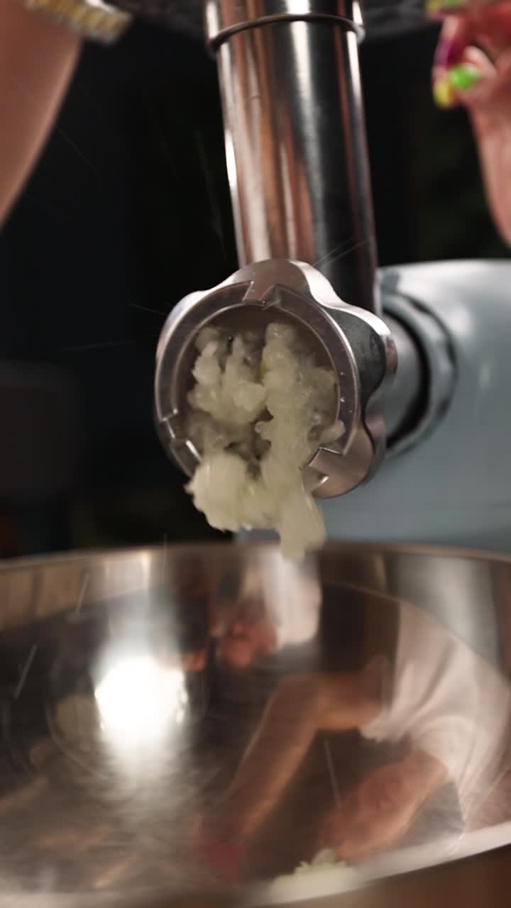 picado de cebollas con un molinillo de carne