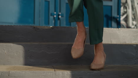 Piernas-Femeninas-Con-Zapatos-De-Tacón-Beige-Bajan-Las-Escaleras