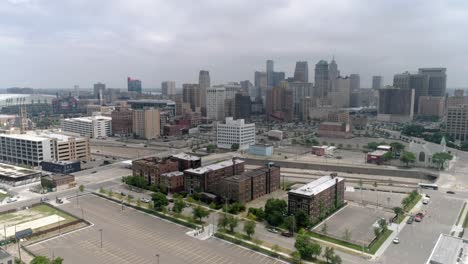 Este-Video-Es-De-Una-Vista-Aérea-Del-área-Del-Paisaje-Del-Centro-De-Detroit