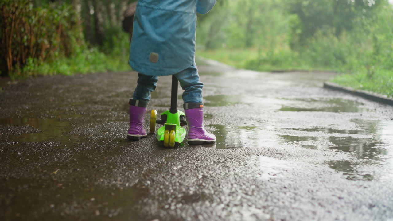 Vídeo Premium - Scooter infantil navegar por terrenos resbaladizos ...