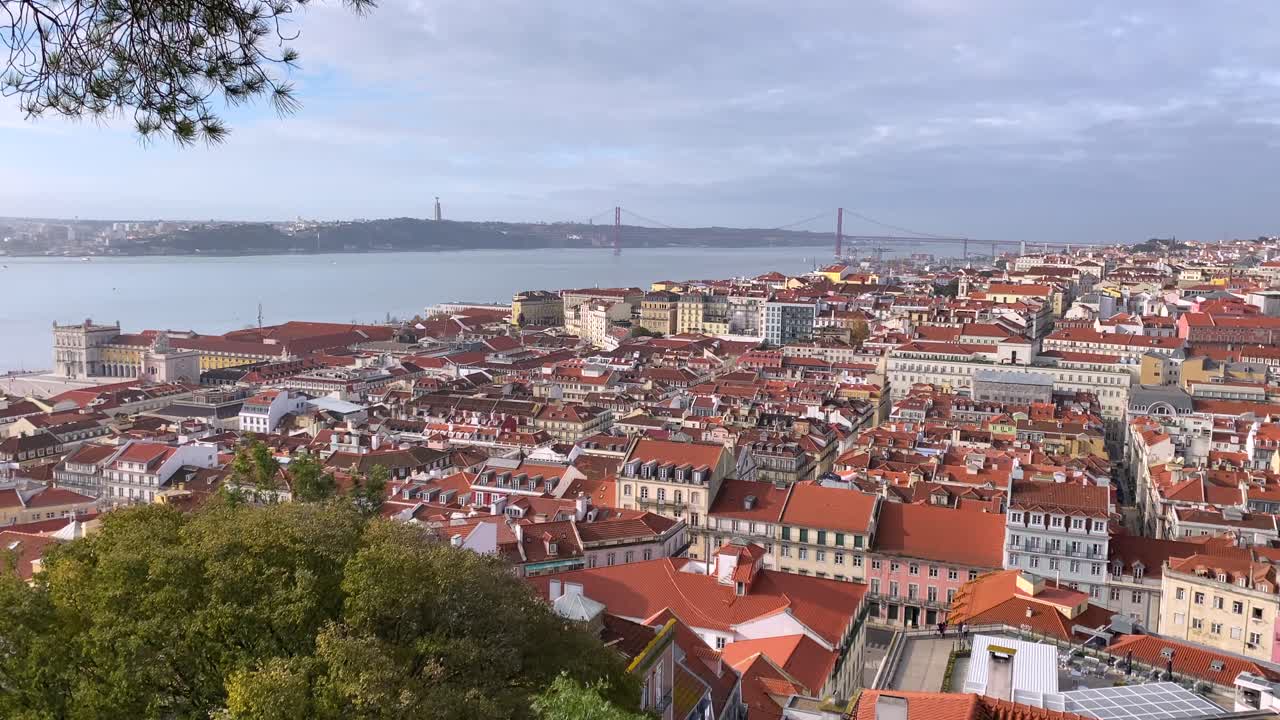 Panorama della costa di Lisbona da una delle colline circostanti