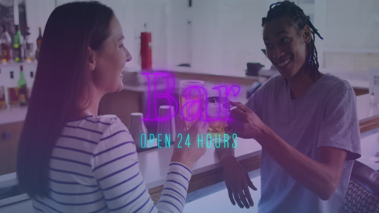 animación del texto de la barra sobre amigos felices y diversos bebiendo cerveza