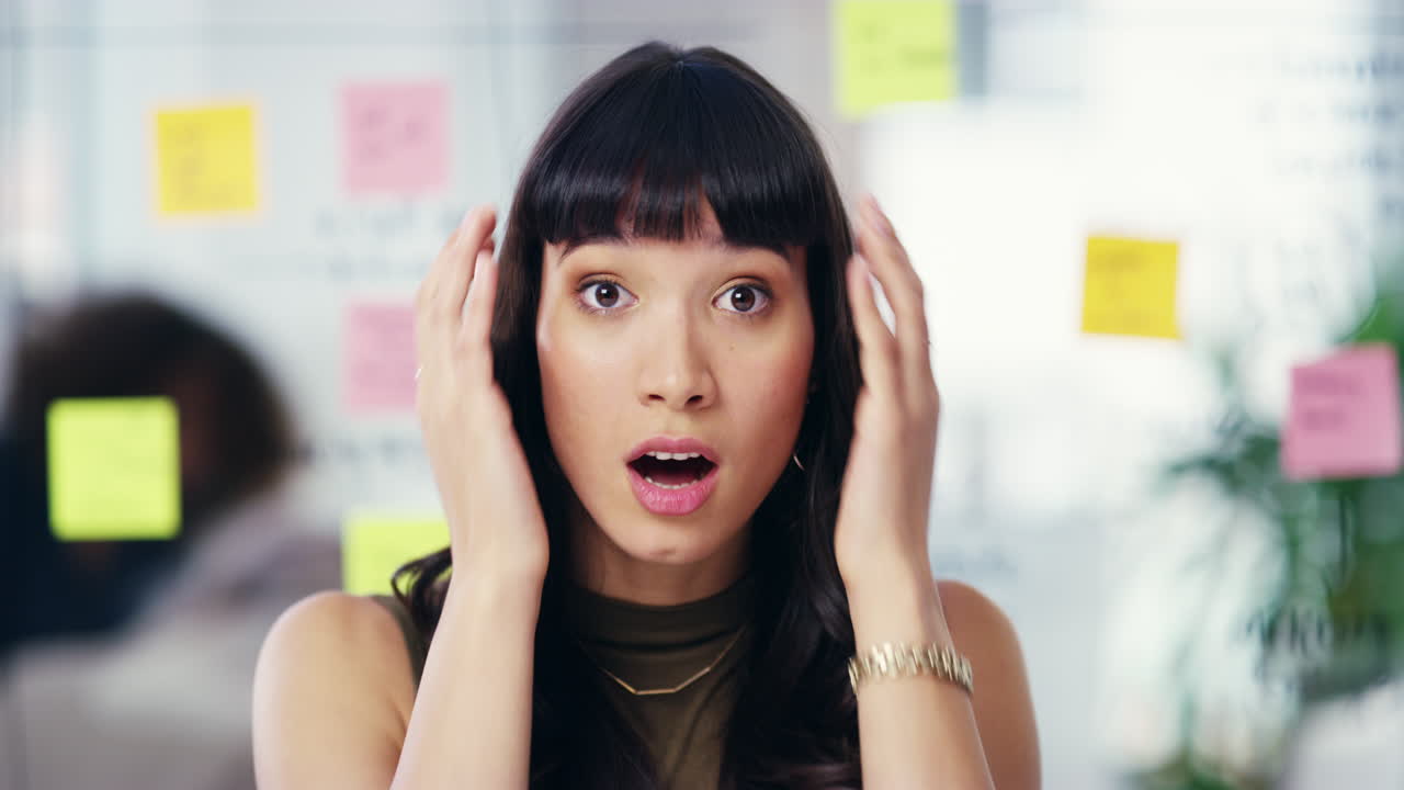 mujer expresando conmoción o preocupación en un entorno de oficina