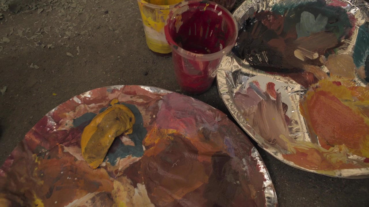 Primo piano di una scatola di campioni di colori per pittura murale che presenta molteplici campioni di tonalità per la selezione di pittura per interni ed esterni