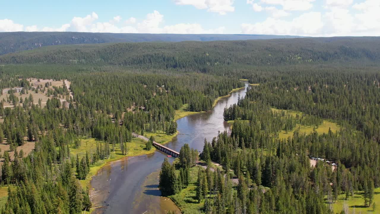 красивый воздушный снимок реки биг-спрингс в айленд-парке, штат айдахо, недалеко от национального парка йеллоустоун.