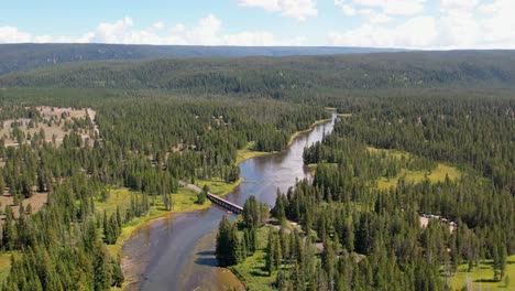 hermoso avión no tripulado aéreo del río big springs en island park idaho cerca del parque nacional de yellowstone