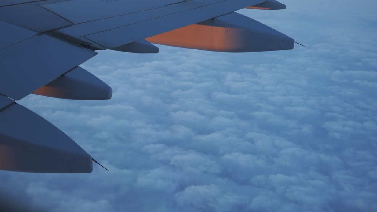 paisaje a gran altura: una vista desde la ventana de un avión sobre un mar de nubes.