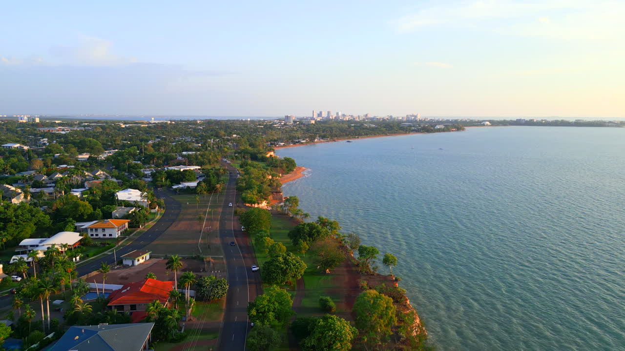 retiro aéreo de una pequeña ciudad costera con vistas lejanas del paisaje urbano
