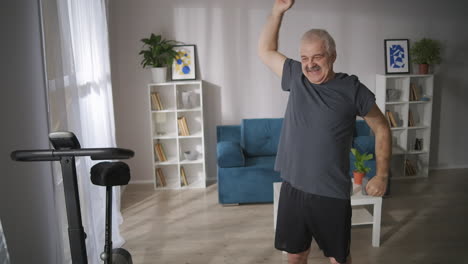 Un-Hombre-De-Mediana-Edad-Con-Dolor-Vertebral-Está-Haciendo-Gimnasia-En-Casa-Curando-Y-Previniendo-Enfermedades-De-La-Columna-Osteocondrosis-Enfermedades-Ortopédicas