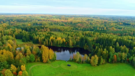 Vista-Aérea-De-Un-Bosque-Mixto,-Lago-E-Isla-En-Otoño-Multicolor