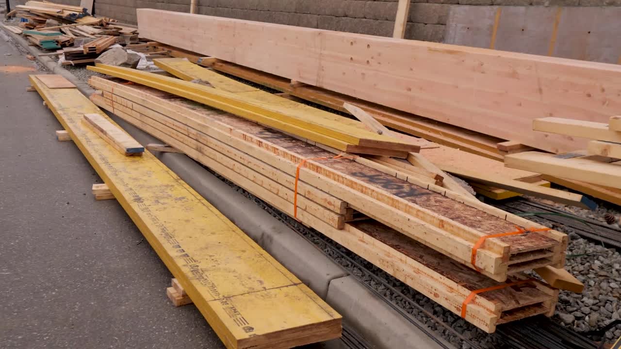 tablones de madera en un sitio de construcción