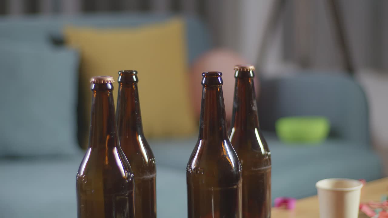 botellas de cerveza vacías en una mesa