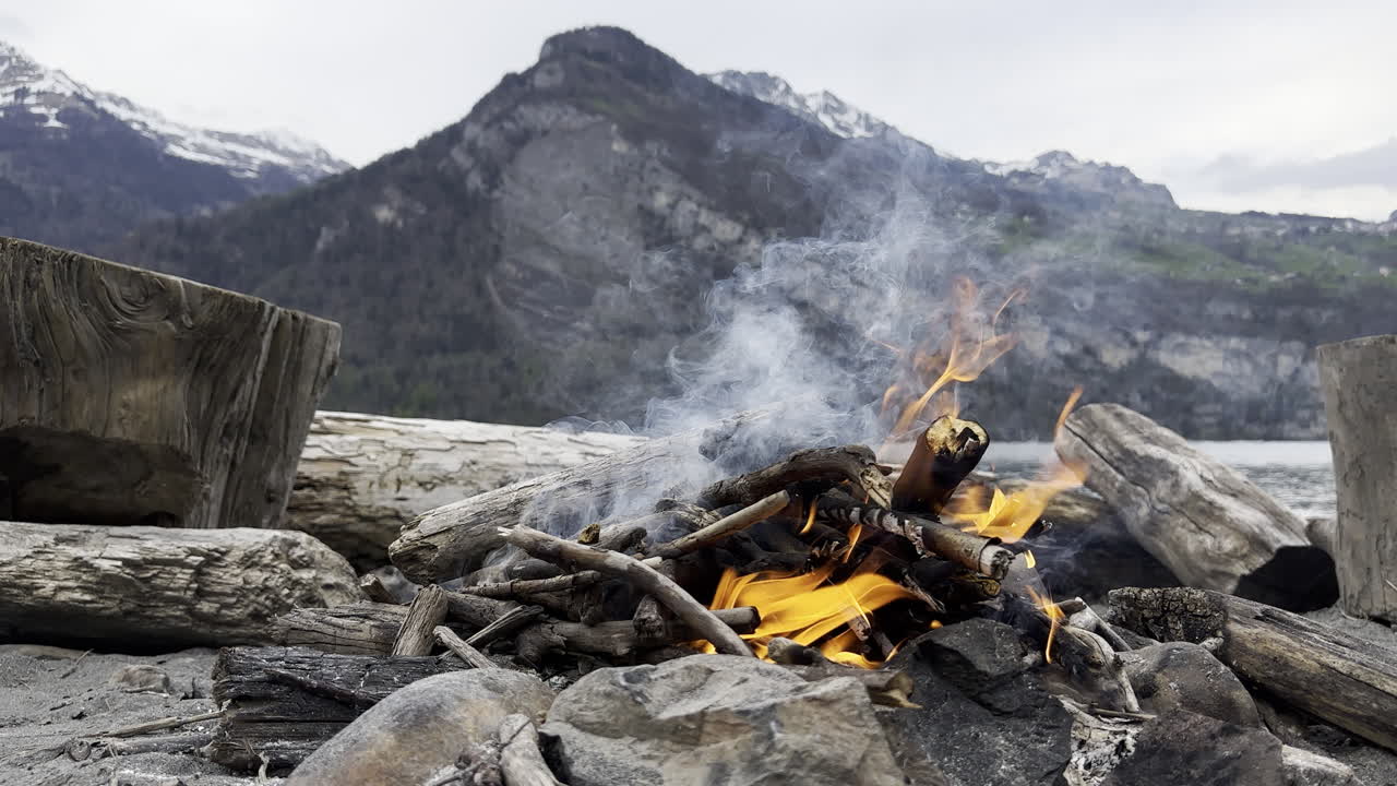 primer plano de fuego, humo y cenizas