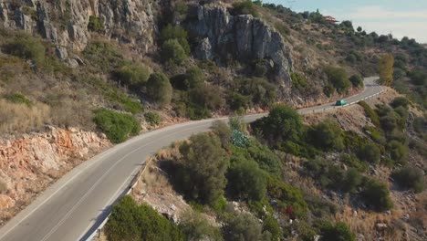 Volando-Sobre-El-Mar-Siguiendo-A-Un-Auto-Que-Recorre-La-Costa-En-Grecia