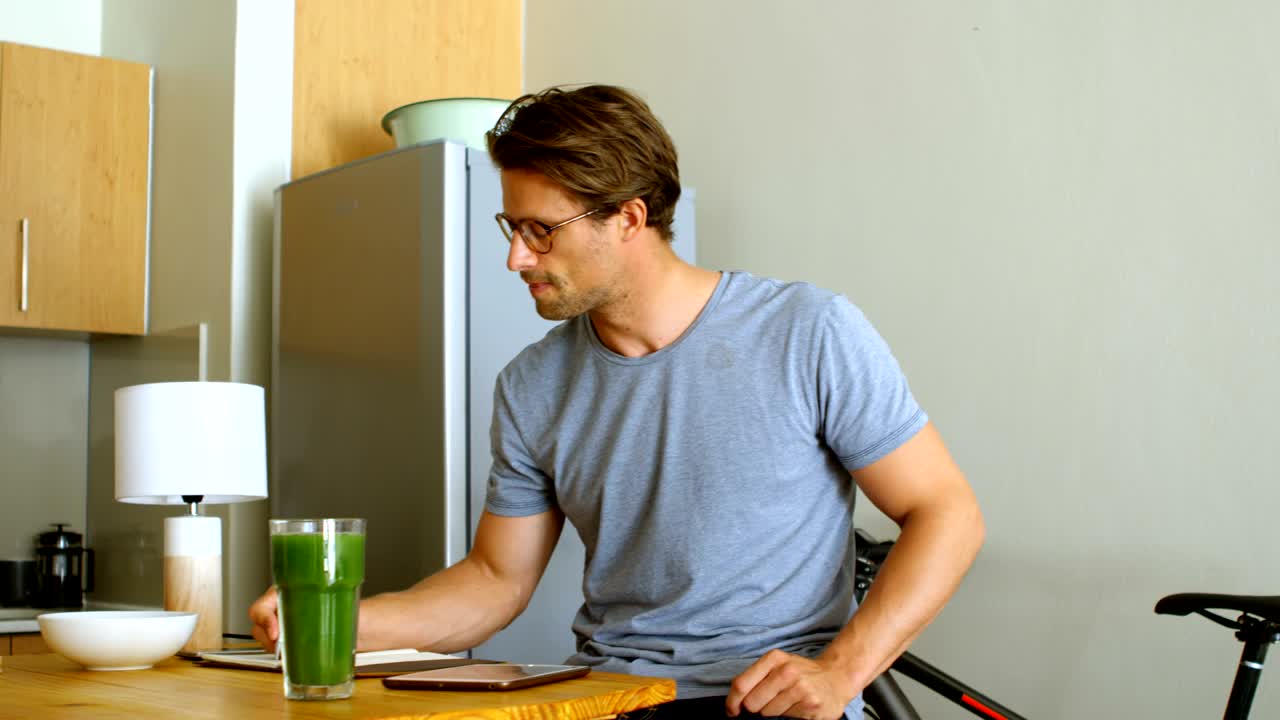 주방 4k에 일기서에 글을 쓰는 사람