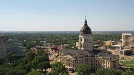 Kansas-state-capitol-building-in-Topeka,-Kansas-with-wide-shot-of-drone-video-moving-sideways