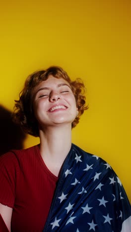 mujer sonriendo con bandera estadounidense