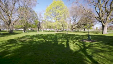 recorriendo el parque de toronto con ciclistas durante la primavera
