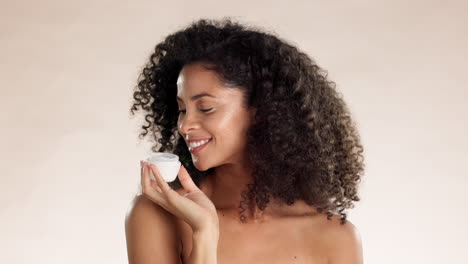 productos para el cuidado de la piel, cremas faciales y productos con olor femenino