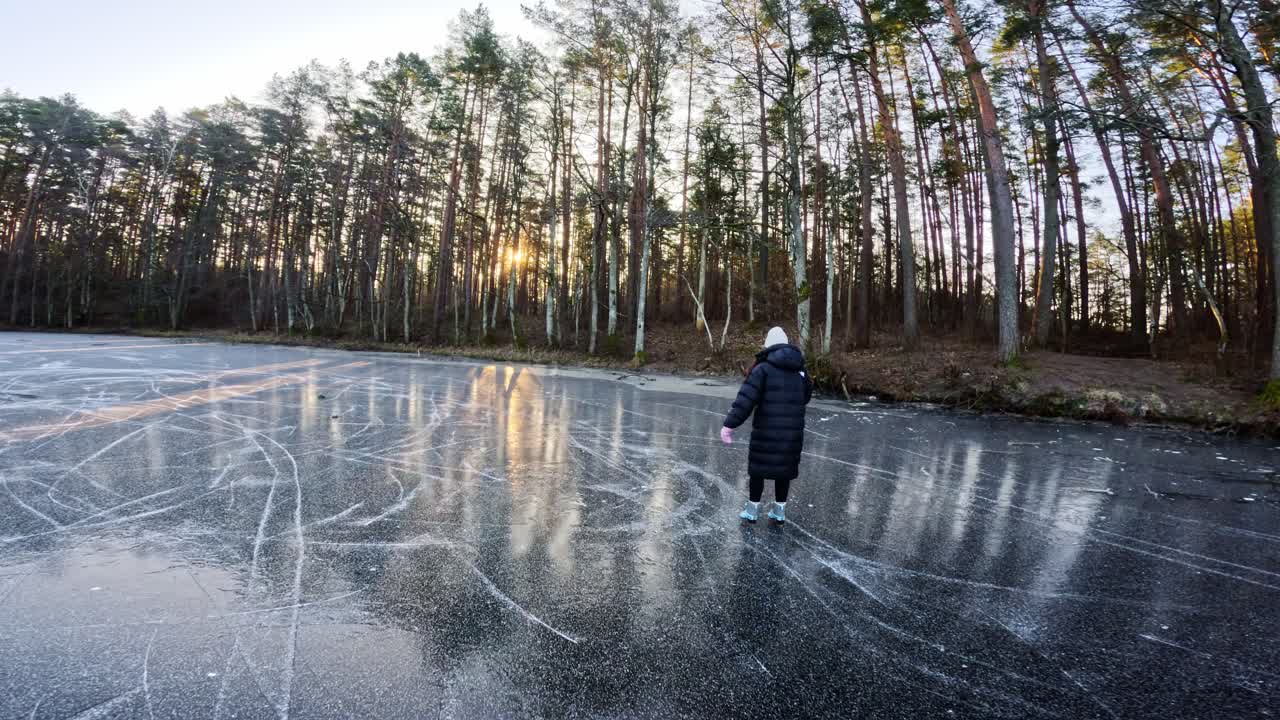 Minimalistisk vinterbillede af stille bevægelse, der blander natur, is og gyldent lys