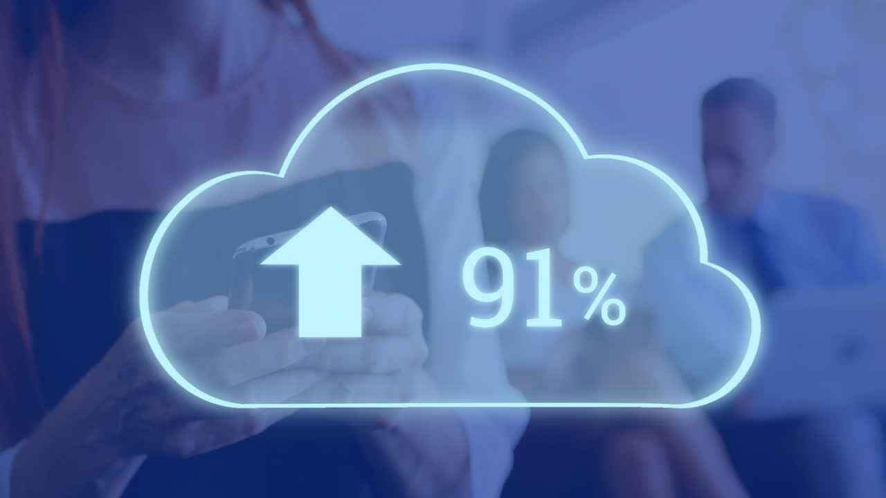 animación de la nube con carga de datos sobre diversas personas de negocios que usan teléfonos inteligentes y hablan