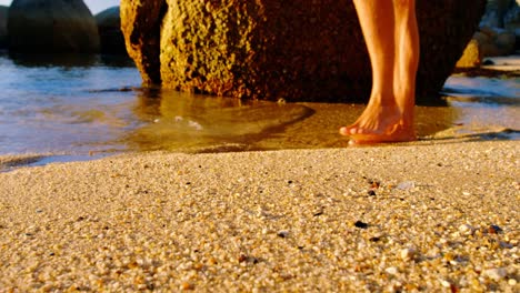 hombre caminando por la playa 4k