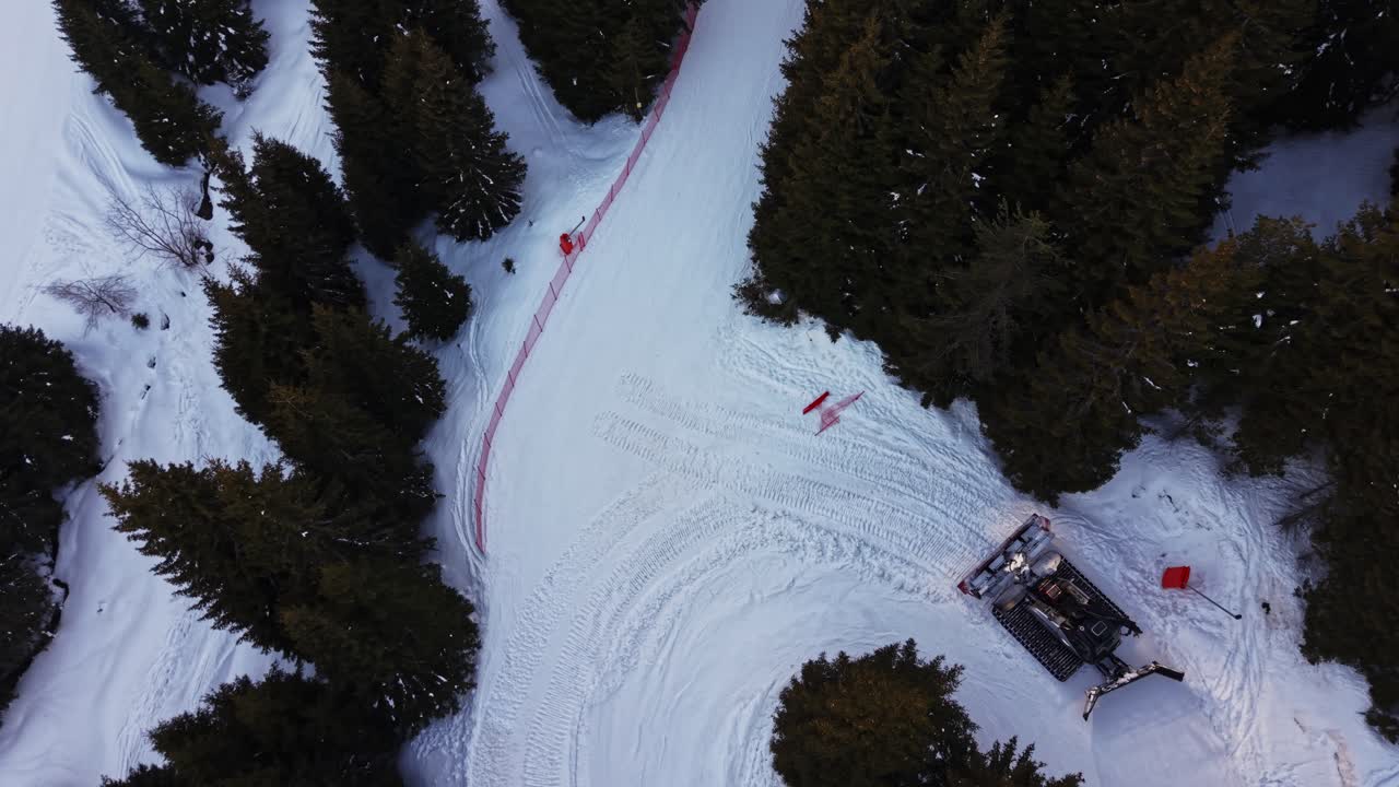 Battipista prepara le piste da sci nei Carpazi della Bulgaria