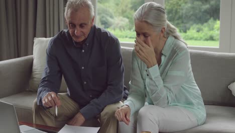 pareja de ancianos en el hogar
