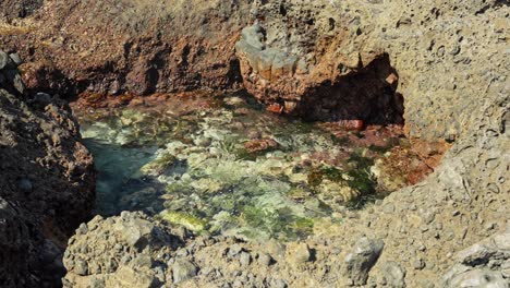 Natürlich-Geformter-Pool-In-Felsigem-Gelände-An-Der-Küste-Teneriffas