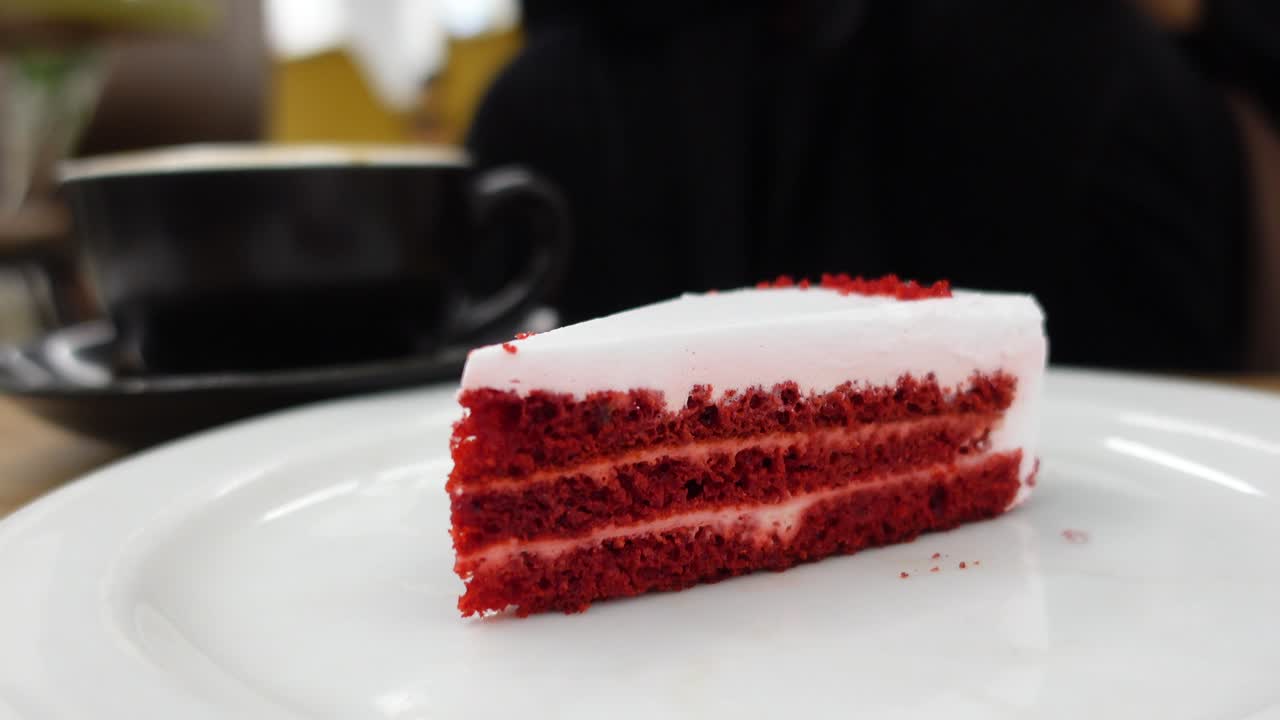 torta di velluto rosso con caffè