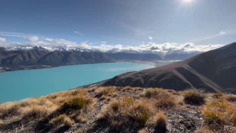 lago glaciar azul visto desde la cima de ben ohau, nueva zelanda