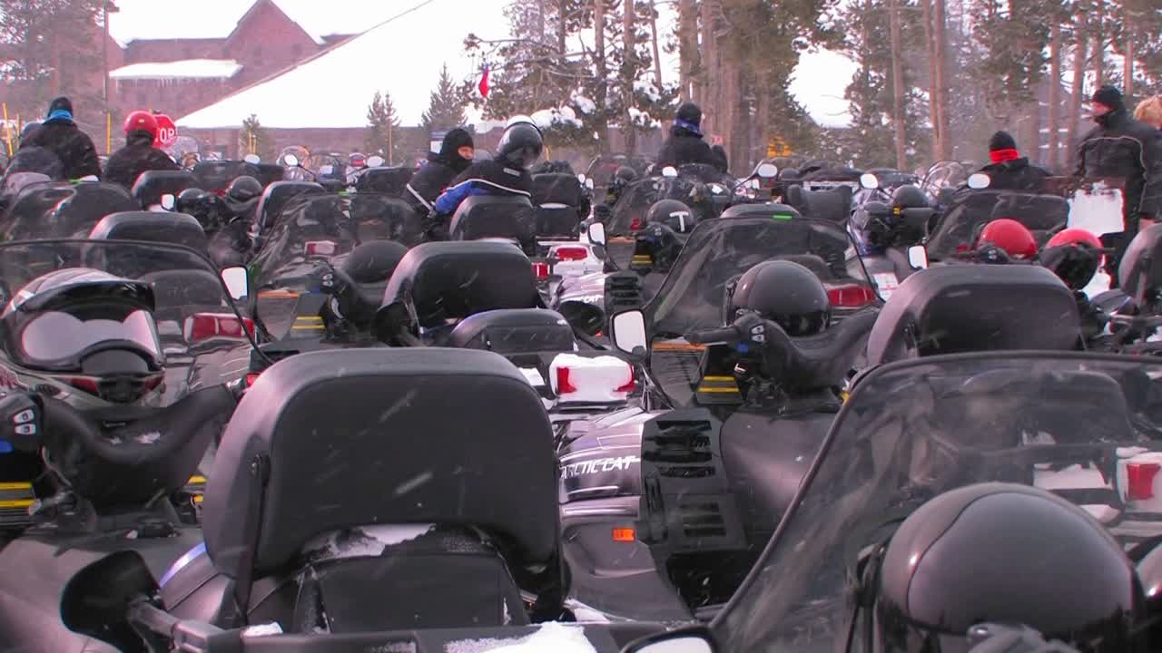 설상차 주차장 1에 많은 설상차가 줄 지어 있습니다.