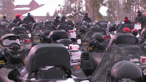 muchas motos de nieve están alineadas en un estacionamiento de motos de nieve 1