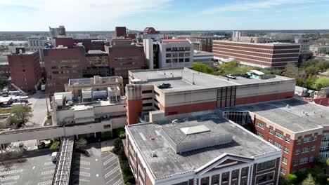 Inclinación-Aérea-Hacia-Arriba-De-La-Universidad-De-Medicina-De-Carolina-Del-Sur