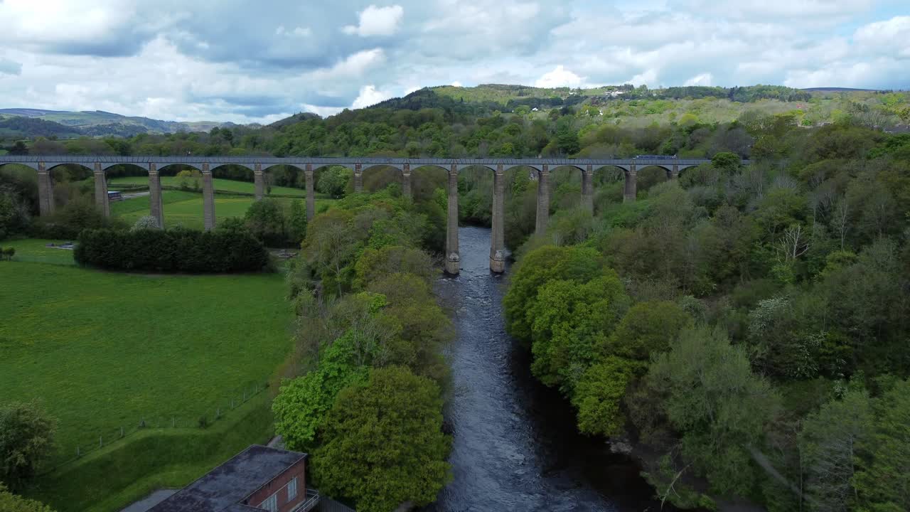 조감도 pontcysyllte 수로 및 강 디 운하 좁은 보트 신부 chirk 웨일스 계곡 시골 앞으로 상승