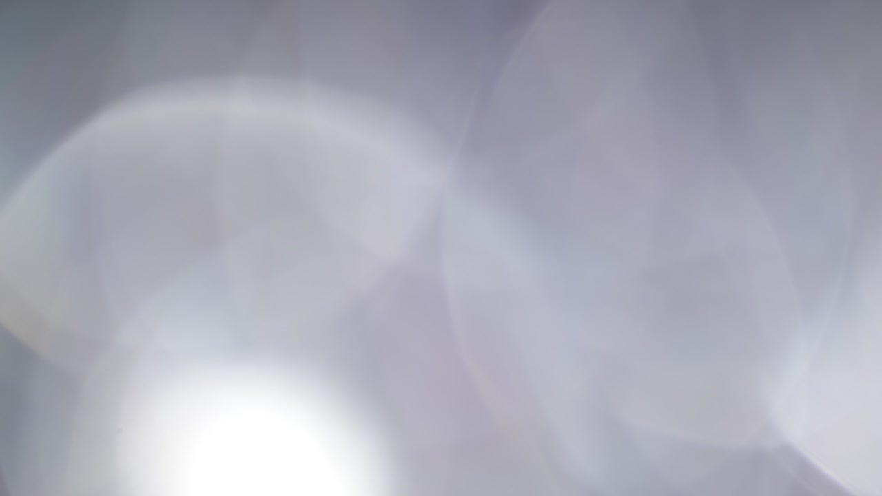 la luz multicolor filtra imágenes de 4k en fondo negro, estilizando el video, las transiciones, el efecto bokeh.