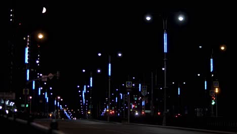 puente de la ciudad nocturna con luces azules