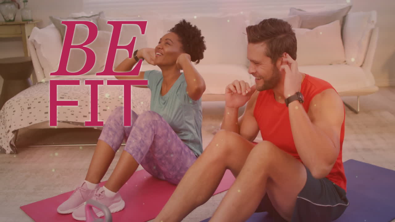 animación de texto de estar en forma sobre una pareja diversa haciendo abdominales en casa