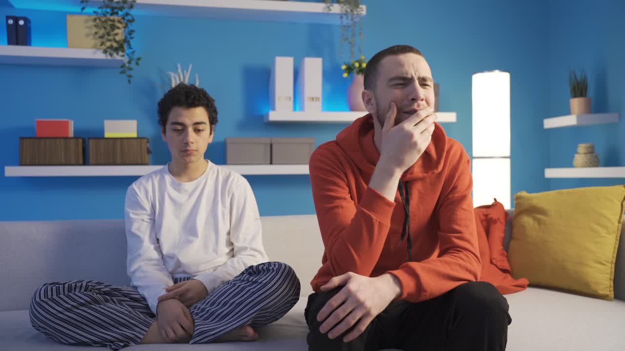 Il fratello minore cerca di sostenere il fratello maggiore che soffre di depressione e infelicità a casa.
