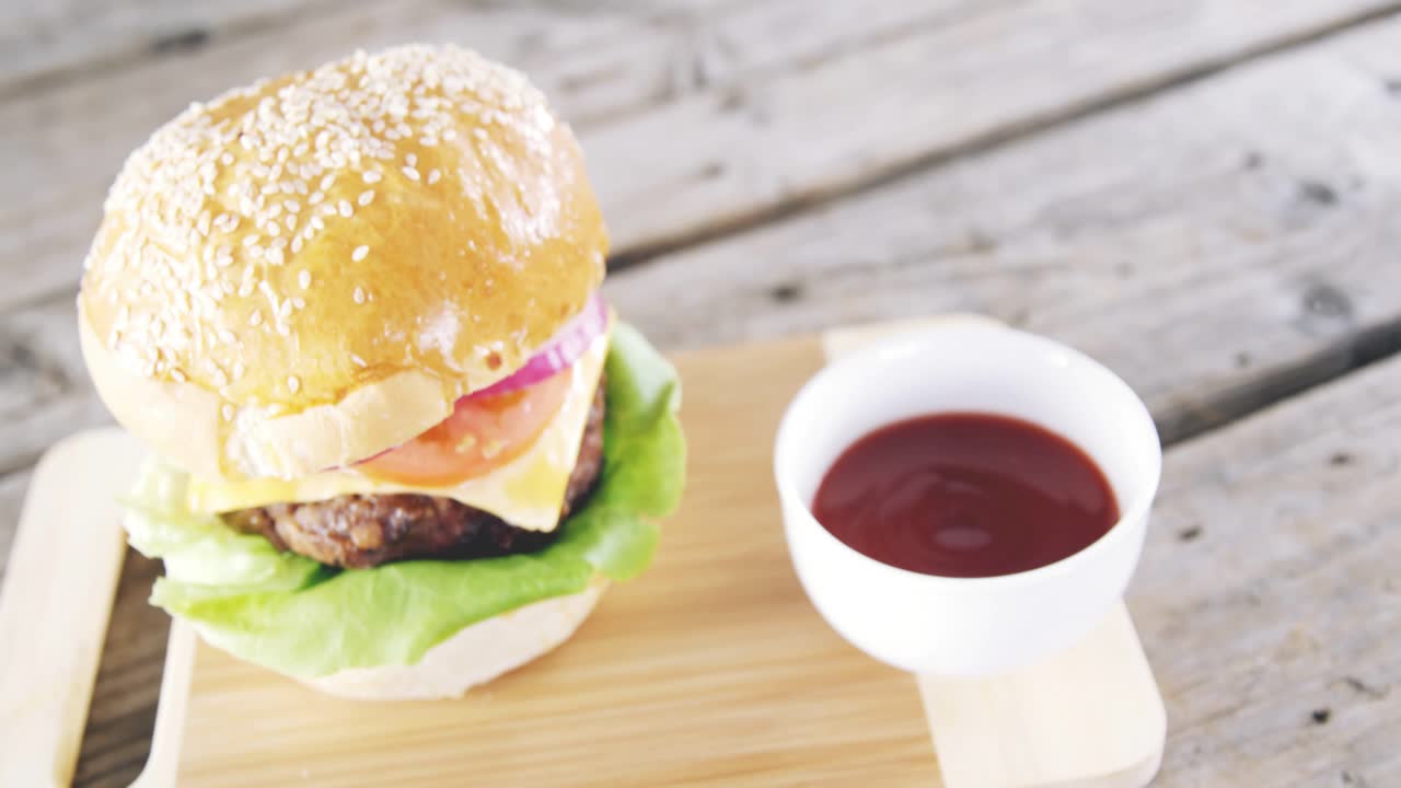 Icona di ricerca visualizzata, hamburger al sesamo come punto di riferimento, callout che appaiono e si raggruppano, mostrando statistiche