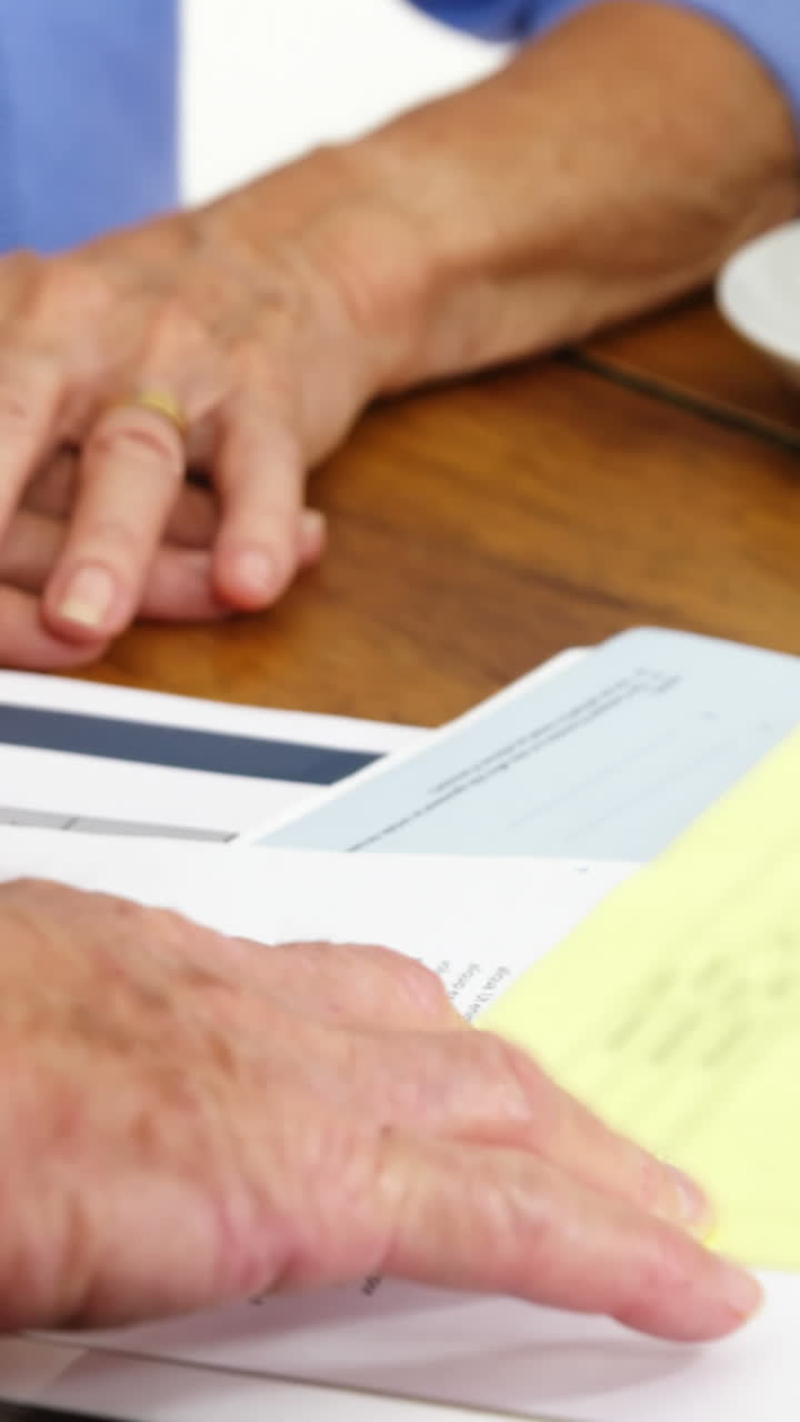 una pareja madura llenando algunos documentos formales