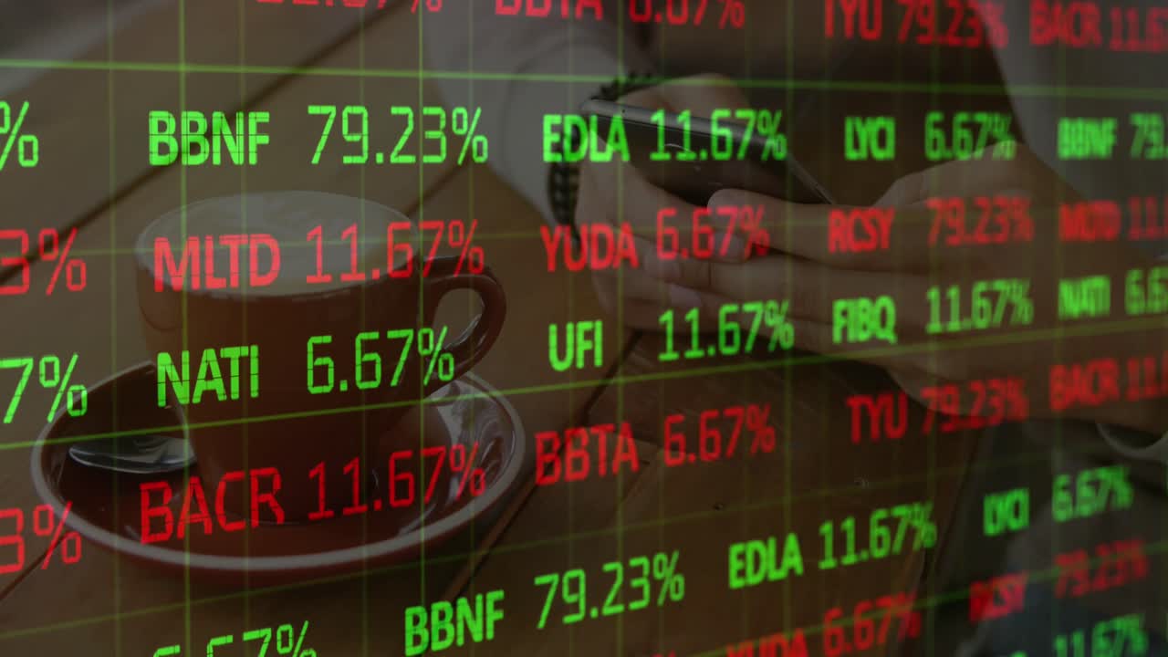 스마트 폰을 사용하는 백인 남성에 대한 금융 데이터 처리 애니메이션