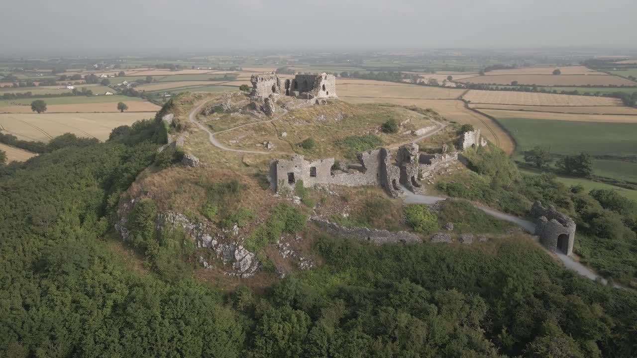 Rovine di struttura medievale della Rocca di Dunamase vicino alla campagna di Portlaoise a Dunamaise, Irlanda