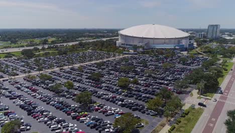 4K-Luftdrohnenvideo-Des-Tropicana-Feldes-Und-Des-Vollen-Parkplatzes-In-Der-Innenstadt-Von-St.-Petersburg