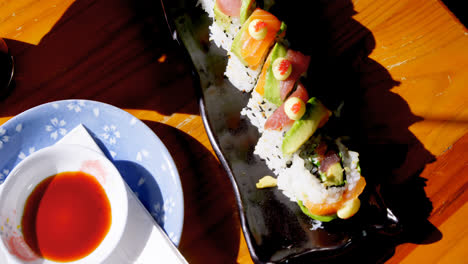 Woman-pouring-sauce-in-a-bowl-at-restaurant-4k