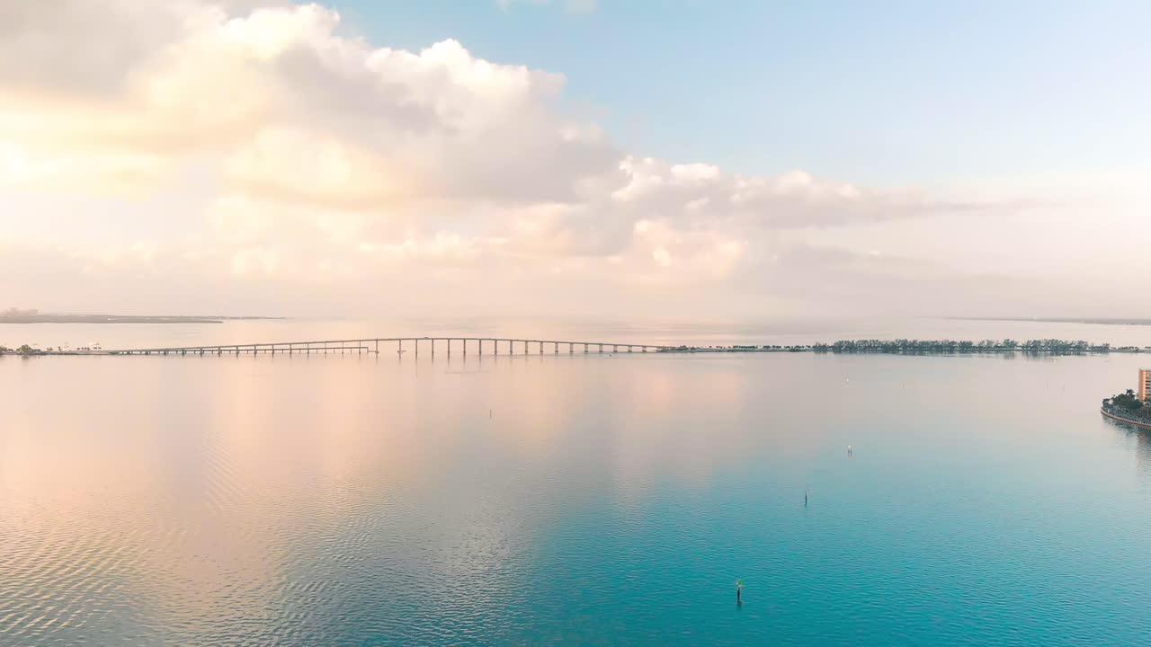 마이애미와 키 비스케인을 연결하는 리켄베커 코즈웨이 다리의 일출