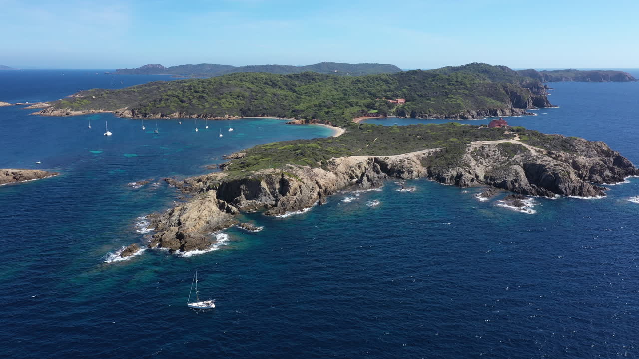vista aérea de la playa de sainte anne langoustier con porquerolles de velero