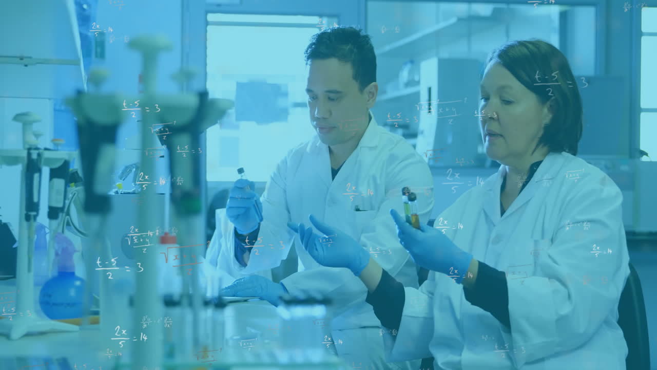 animación de la fórmula matemática sobre diversos científicos que trabajan en el laboratorio
